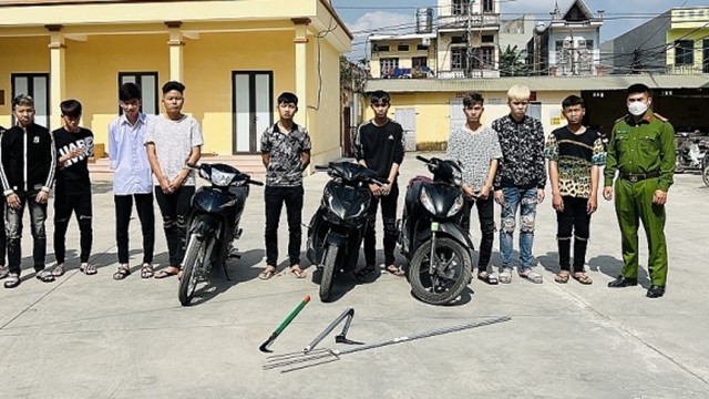 Nhóm thanh niên mang theo hung khí, chạy xe với tốc độ cao đi gây rối