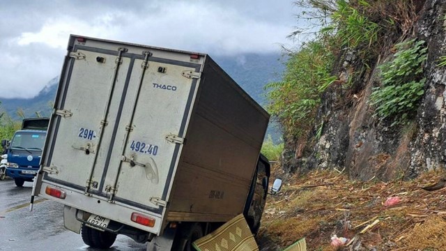 Va chạm với xe tải, 2 vợ chồng đi xe máy thương vong