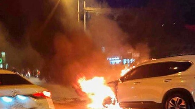 Hà Nội: Xe SantaFe bốc cháy dữ dội trên đường Phạm Hùng