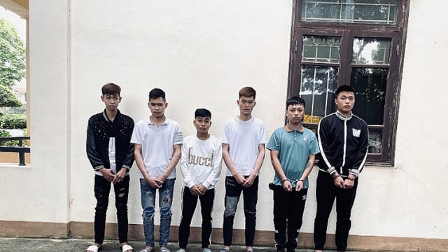 Nhóm thanh niên mang hung khí truy đuổi, phá hoại xe ô tô 