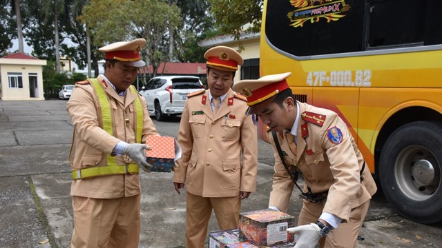 CSGT phát hiện xe khách vận chuyển hàng chục kg pháo nổ