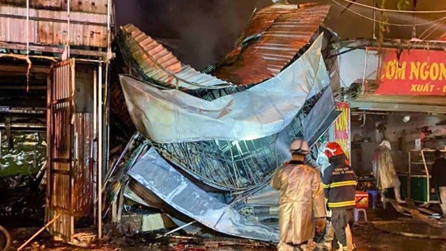 Hà Nội: "Bà hỏa" ghé thăm cửa hàng xe máy ở Văn Phú