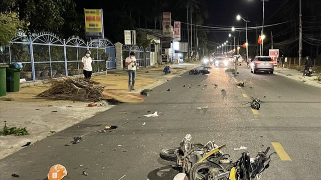 Xe mô tô tông trúng thai phụ lúc sang đường khiến 2 người tử vong