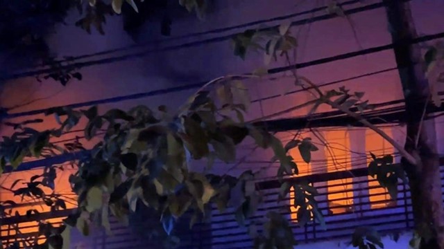 Cháy nhà 3 tầng trong đêm, nhiều người tháo chạy