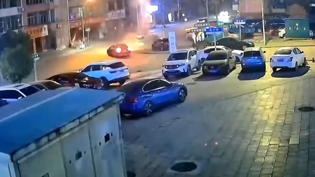 CLIP: Ô tô nổ tung vì tài xế hút thuốc trong lúc lái xe