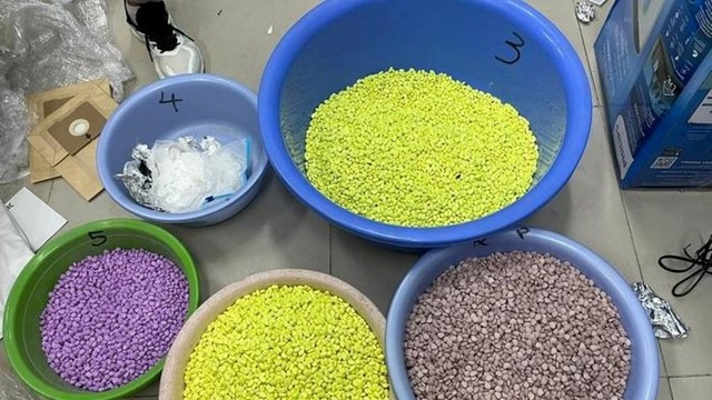 Phát hiện 100 kg ma túy trong các kiện hàng gửi từ nước ngoài về sân bay Nội Bài