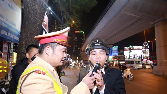 Vi phạm nồng độ cồn dịp cuối năm: Nóng lên từng ngày