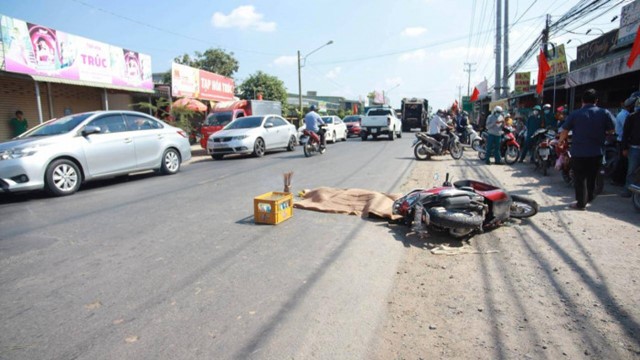 Tai nạn giao thông mới nhất hôm nay (16/1/2023): Va chạm với xe khách, một phụ nữ tử vong 