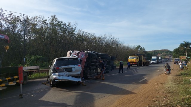 Tai nạn giao thông mới nhất hôm nay (18/1/2023): 6 xe ô tô va chạm liên hoàn trên cao tốc TP Hồ Chí Minh - Trung Lương 