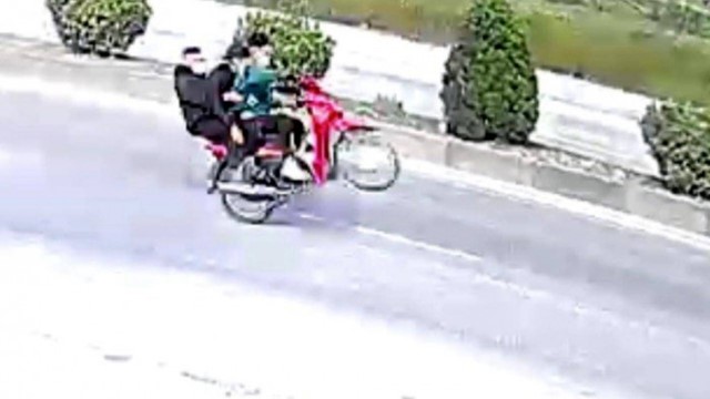 Xử phạt nam thanh niên đi xe máy kẹp 3, bốc đầu trên quốc lộ
