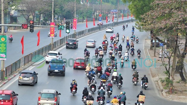 Người dân lỉnh kỉnh đồ đạc trở lại Thủ đô sau Tết