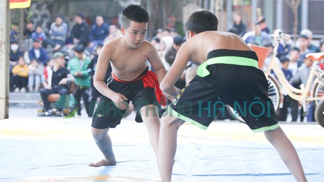 Hà Nội: Thanh thiếu niên hào hứng tham gia hội vật làng Bùng