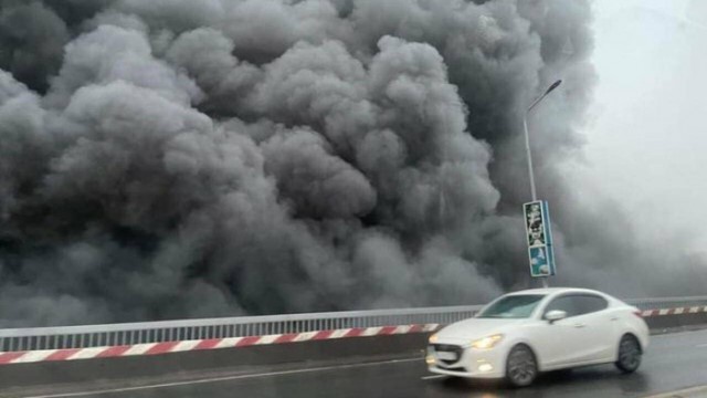 Cháy lớn tại bãi phế liệu, khói đen bao trùm cầu Thăng Long