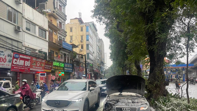 Xế hộp bốc cháy dữ dội trên đường phố Hà Nội