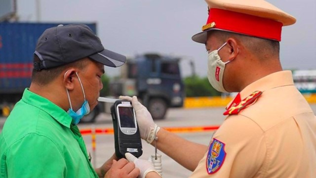 Đo nồng độ cồn bằng... máy lạ: Các cựu CSGT đối diện hình phạt nào?