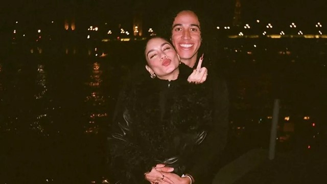 Vanessa Hudgens khoe nhẫn đính hôn