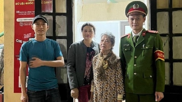 Giúp đỡ cụ bà 83 tuổi đi lạc trên đường về với gia đình