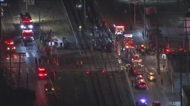 Tàu hỏa tông trúng ô tô ở Mỹ, 2 người thiệt mạng