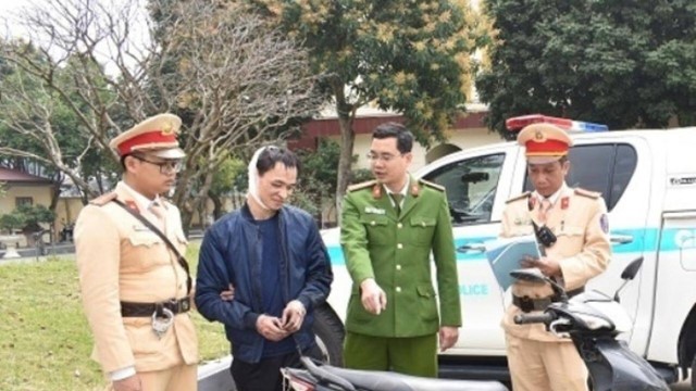 CSGT truy bắt kẻ mới ra tù cướp xe máy của nữ sinh