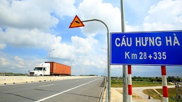 Khẩn trương sửa chữa hư hỏng mặt đường dẫn, tấm đan trên cầu Hưng Hà