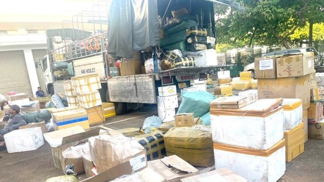 Phát hiện xe tải vận chuyển thực phẩm, mỹ phẩm không rõ nguồn gốc