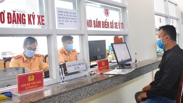 Bộ Công an đề xuất ô tô được lắp 2 biển số, một dài, một ngắn