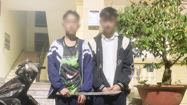 Phát hiện 2 thiếu niên mang kiếm đi "dạo phố"