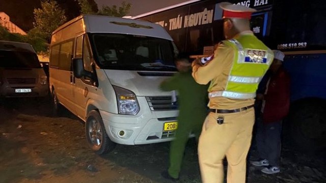  Phát hiện ô tô khách sử dụng tem kiểm định giả trên cao tốc Hà Nội - Thái Nguyên