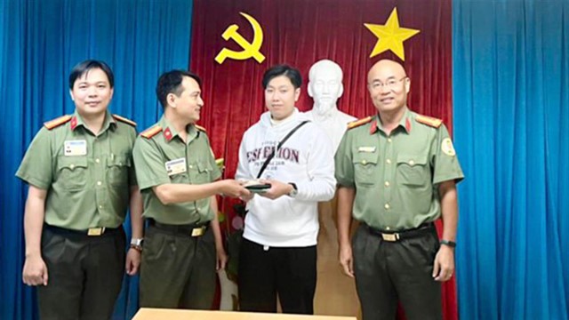 Thiếu tá Công an trả ví cho hành khách để quên ở sân bay