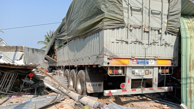 Xe tải mất lái lao vào quán nước, nhiều người bị thương