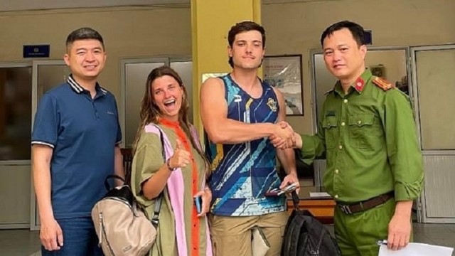 Du khách nước ngoài vui mừng nhận lại tài sản thất lạc
