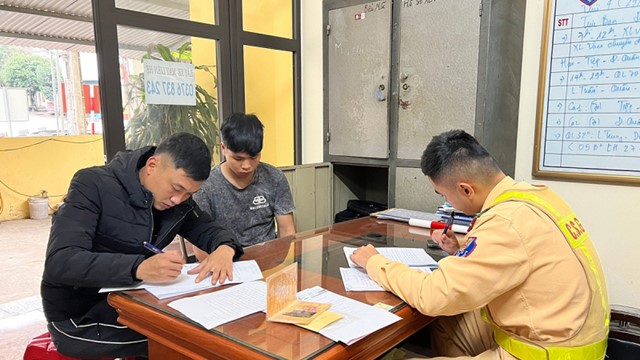 Phát hiện xe đầu kéo dùng đăng kiểm giả, chở quá tải hơn 150%