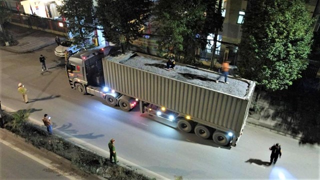 Toàn cảnh vây bắt quái vật xe tải “đột biến gen”