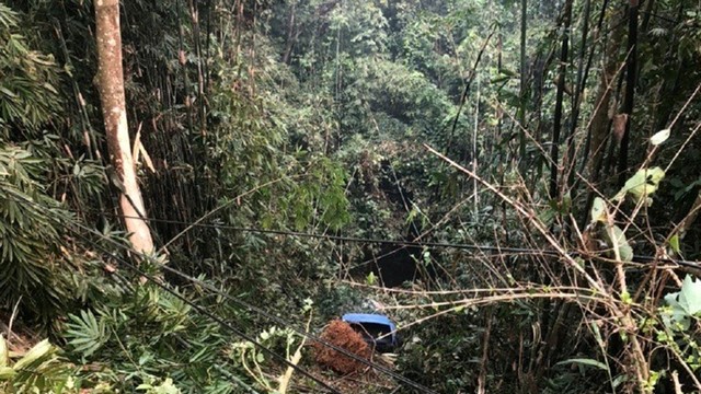 2 ô tô lao xuống vực sâu sau va chạm, một tài xế kịp nhảy khỏi xe thoát thân