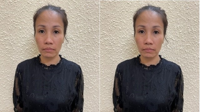 Kiểm tra người phụ nữ không đội mũ bảo hiểm, đi ngược chiều, lộ gói ma tuý đi bán