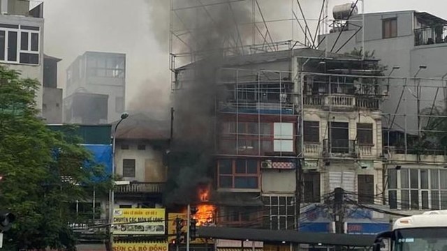 Kịp thời dập tắt đám cháy cửa hàng quần áo trên phố Lê Duẩn