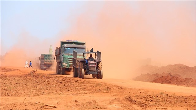 Khắc phục ngay tình trạng bụi đất trên công trường sân bay Long Thành