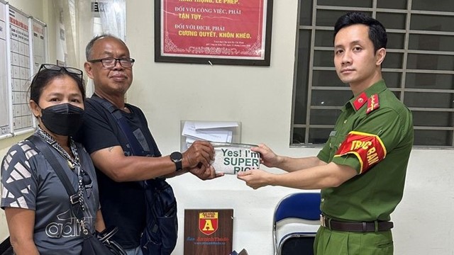 Du khách nước ngoài vui mừng nhận lại tài sản thất lạc