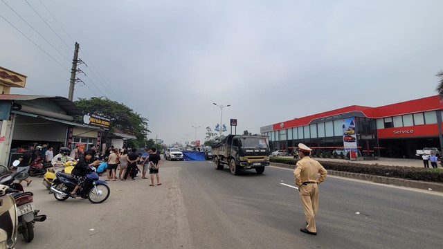 Tai nạn giao thông mới nhất hôm nay (23/4/2023): Ngã ra đường, 2 vợ chồng bị xe tải tông thương vong 