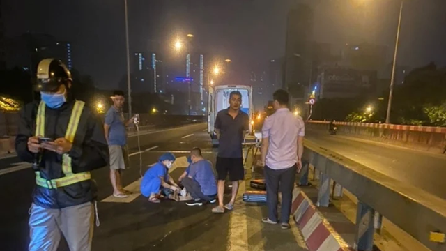 Đi bộ trên đường Vành đai 3 trên cao, người đàn ông bị ô tô tông tử vong
