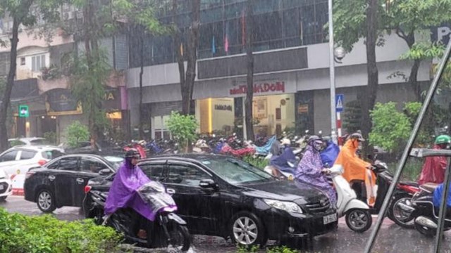 Hà Nội: Cảnh báo mưa to cục bộ, gió giật mạnh