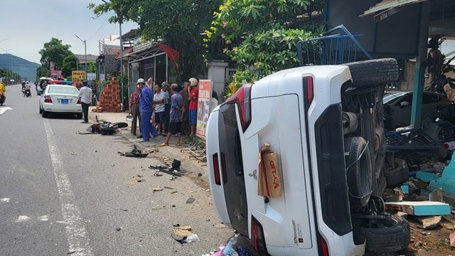 Tai nạn giao thông mới nhất hôm nay (8/5/2023): Ô tô mở cửa gây tai nạn, 2 người đi trên xe máy thương vong