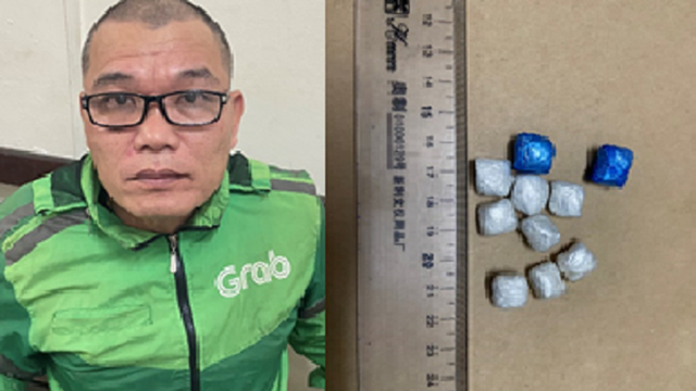 Gặp công an, gã đàn ông tự nguyện giao nộp "hàng trắng"