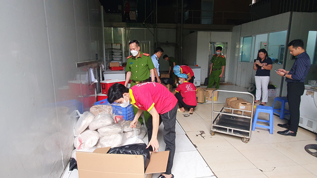 Hà Nội: Phát hiện, thu giữ và xử lý hơn 1 tấn thực phẩm không rõ nguồn gốc