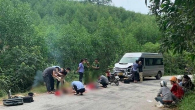 Tai nạn giao thông mới nhất hôm nay (15/5/2023): 2 người đi xe máy tử vong sau va chạm ô tô khách