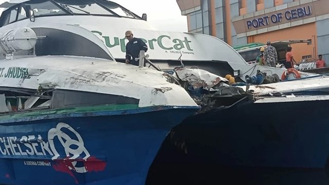 Va chạm giữa phà chở khách với tàu hàng, nhiều người bị thương