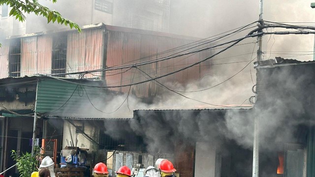 Cháy lớn dãy nhà kho chứa hàng tại chợ đầu mối Đền Lừ