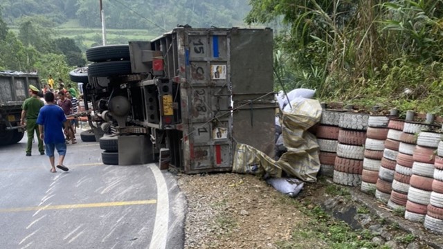 Tai nạn giao thông mới nhất hôm nay (6/6/2023): Xe tải bị lật khi đang đổ đèo, 2 người tử vong