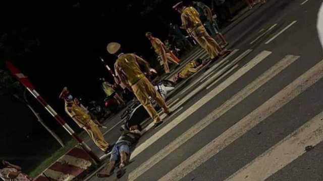 Trốn kiểm tra nồng độ cồn, 2 thanh niên tông trúng CSGT