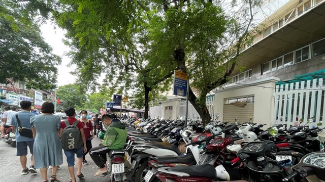 Công ty TNHH Vận tải Anh Vũ “độc chiếm” vỉa hè phố Phương Mai